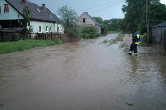 Nawałnica w Krynkach. Ulice jak rzeki, a boisko jak jezioro [ZDJĘCIA]