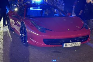 Znany TikToker driftował czerwonym Ferrari. Rozbił auto i uciekł
