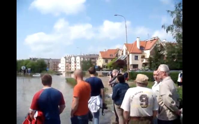 Wrocław, osiedle Kozanów: Sytuacja jest nie do opanowania – zarządzono ewakuacje. Zagrożone kolejne dwa osiedla Wojnów i Strachocin