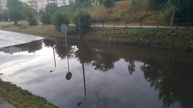 Ulewa w Bydgoszczy. Woda zalała ul. Brzechwy pod wiaduktem kolejowym [ZDJĘCIA]