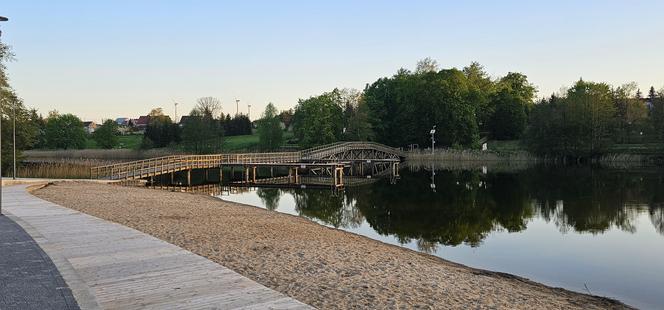 Zmodernizowana plaża na Mazurach przyciąga wielu turystów. Z jakich atrakcji można korzystać? Zobacz zdjęcia!