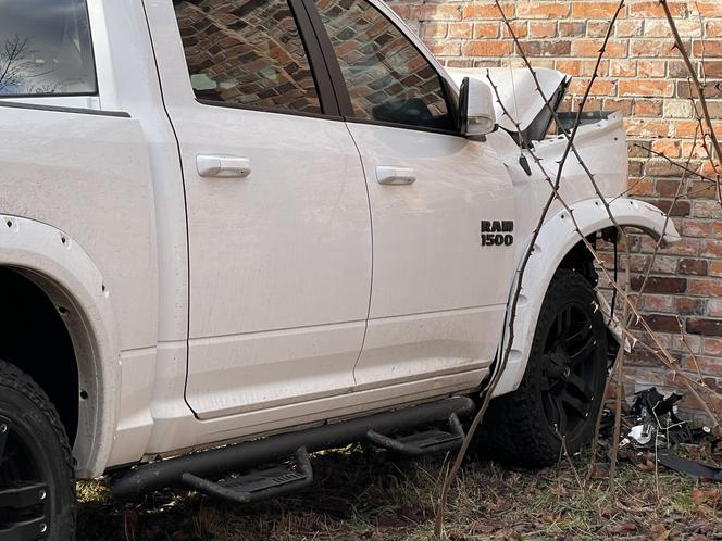 Luksusowe auto uderzyło w mur Cmentarza Powązkowskiego. Kierowca poszukiwany