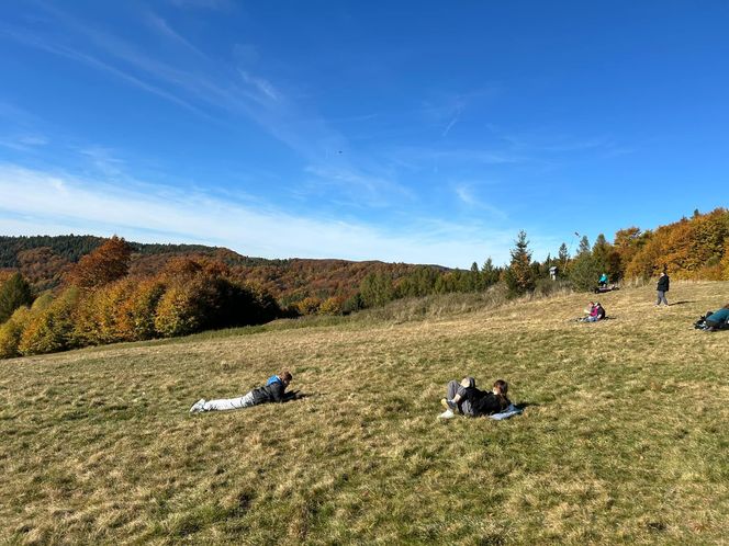 Małopolskie pasmo górskie zachwyca jesiennym pięknem. Ukryta perełka z widokiem na tatry 