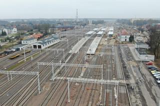 Stacja w Ełku, widok z drona na nowe perony i tory