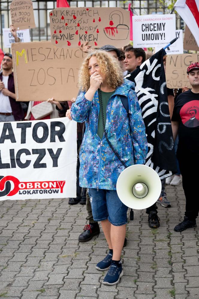 Lokatorzy z Osiedla Przyjaźń protestowali przed ratuszem: "Chcemy umów z miastem, nie wysiedleń!"