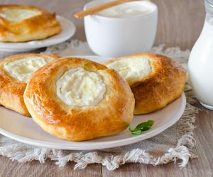 Te bułeczki są pyszne i skrywają słodkie nadzienie. Łatwiejszego przepisu nie znajdziesz 