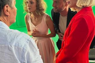 	M jak miłość nowa czołówka po wakacjach 2024. Dorota (Iwona Rejzner), Bartek (Arkadiusz Smoleński), Natalka (Dominika Suchecka)