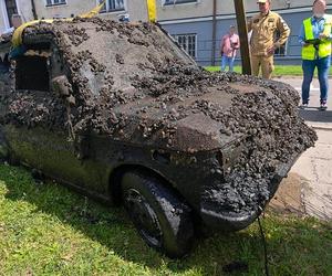 Mieszkaniec Elbląga odzyskał fiata seicento po 15 latach! Auto było zatopione w rzece [ZDJĘCIA]. 