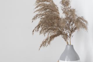 Drewno, suszone kwiaty, porcelana, tkaniny z lnu i bawełny - to nieodłączne elementy stylu biophilic design. 