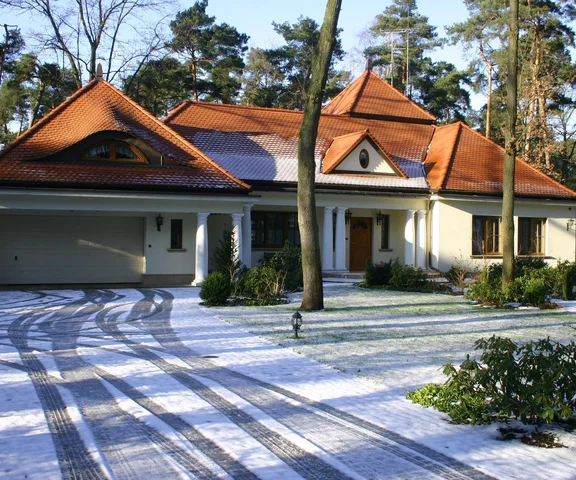 Zimą nie musisz odśnieżać takiego podjazdu. Sam to zrobi