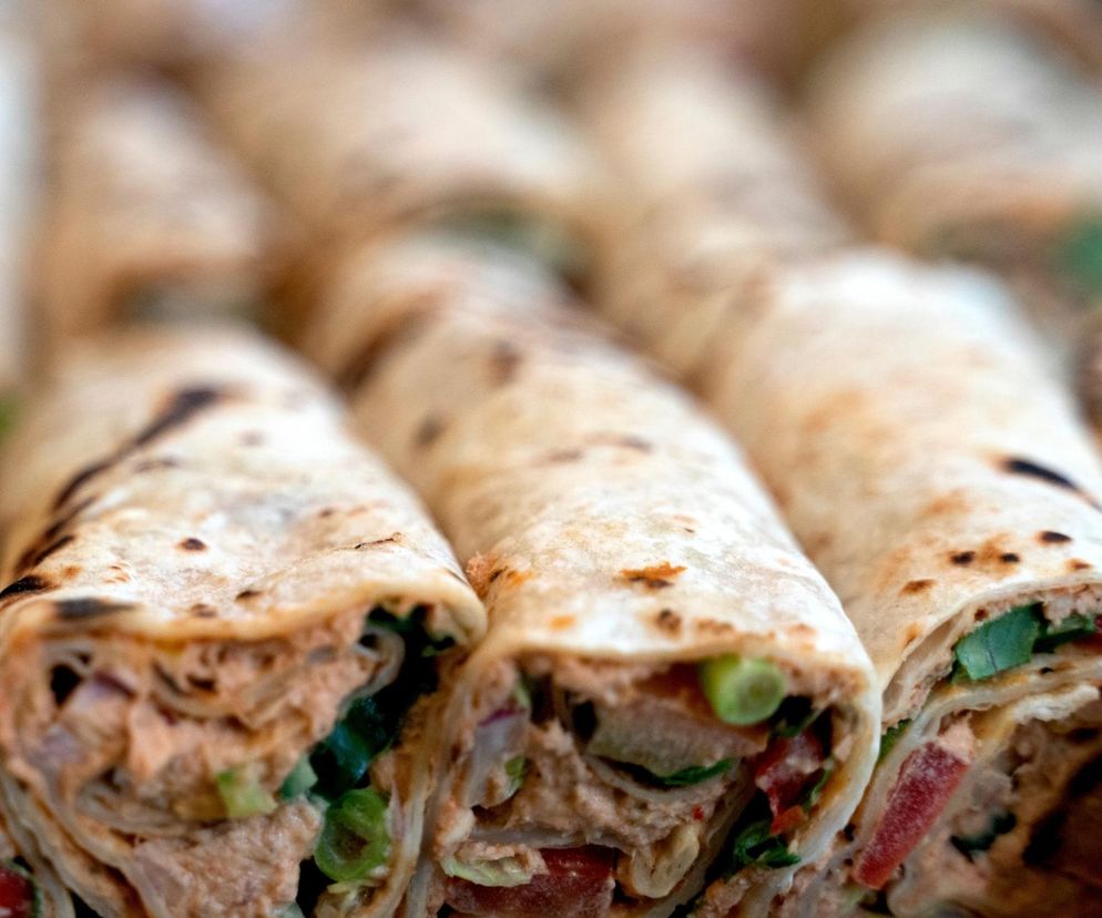 To danie przygotuje każdy amator. 5 minut i pyszna tortilla z tuńczykiem na ostro gotowa