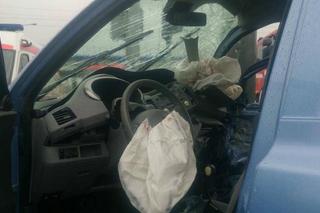 Wypadek na ul. Hlonda – nissan uderzył w słup sygnalizacji świetlnej