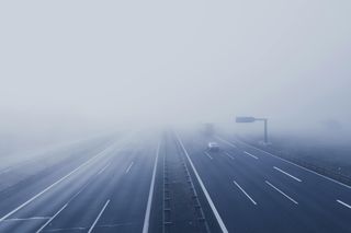 Mgła sparaliżuje prawie pół Polski. Żółte alerty dla kilku województw