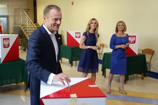 Donald Tusk głosuje z rodziną