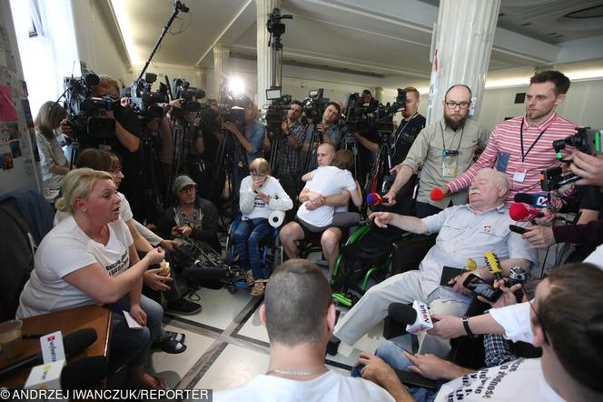 Lech Wałęsa spotkał się z niepełnosprawnymi protestującymi w Sejmie