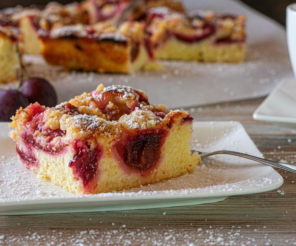 Ciasto spod widelca, z owocami - przepis na błyskawiczne ciasto mieszane widelcem