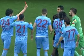Piłkarz Trabzonsporu wymierzył sprawiedliwość. Pokazał sędziemu czerwoną kartkę! [WIDEO]