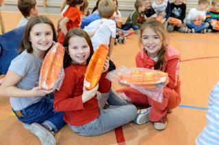 Koszykarki Ślęzy rozdają piłki w szkołach