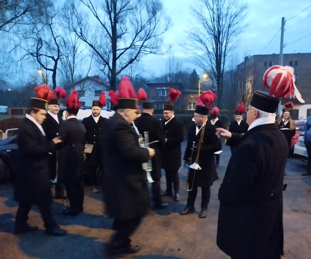 Barbórka 2024. Górnicza orkiestra robi pobudkę na Nikiszowcu