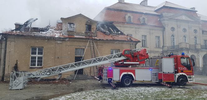 Spaliła się część pałacu w Pępowie. Straty liczone w milionach złotych