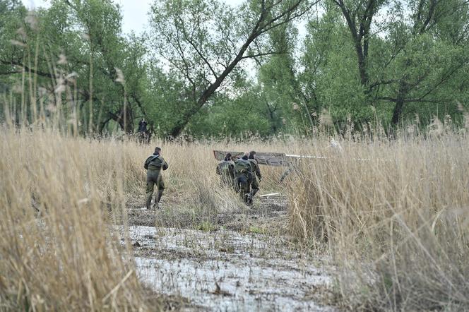 Warszawa. Wojsko wyciąga samolot, który wpadł do bagna