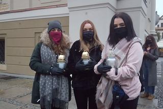 Znicze, wieszaki, transparenty. Protest Piekło kobiet w Lesznie