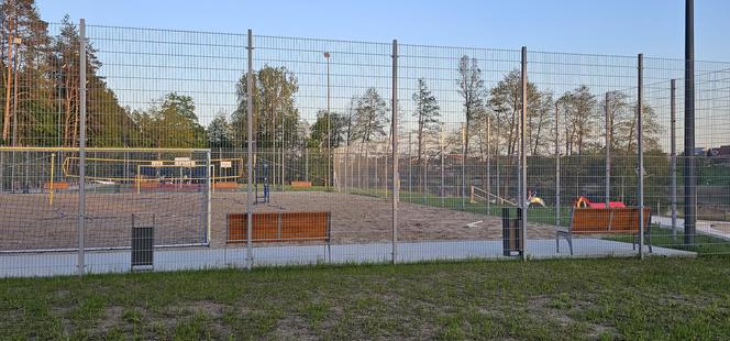 Zmodernizowana plaża na Mazurach przyciąga wielu turystów. Z jakich atrakcji można korzystać? Zobacz zdjęcia!