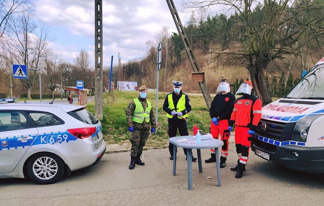 Koronawirus. Kontrole przy wjeździe do miasta: mierzyli temperaturę, pytali o cel podróży	