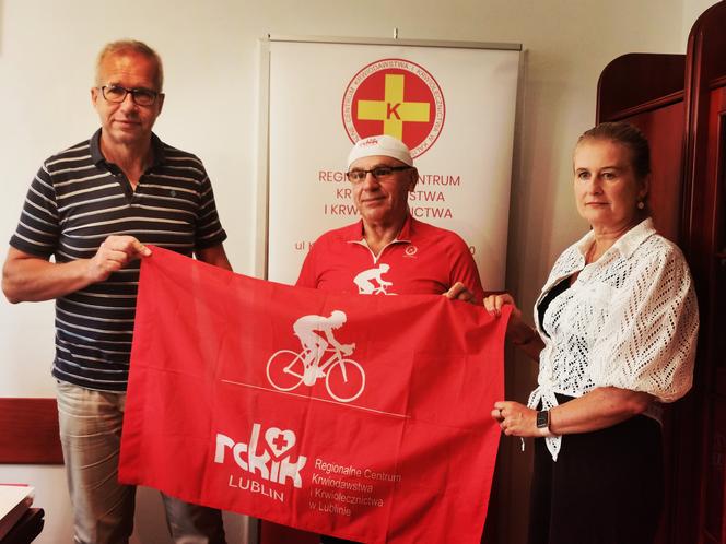 Pokonuje na rowerze ponad 3000 km i zachęca do oddawania krwi. Janusz Kobyłka odwiedził także RCKiK w Kaliszu.