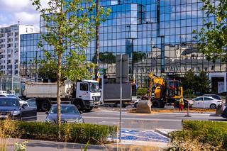 Prace przy zazielenianiu pl. Bankowego w Warszawie
