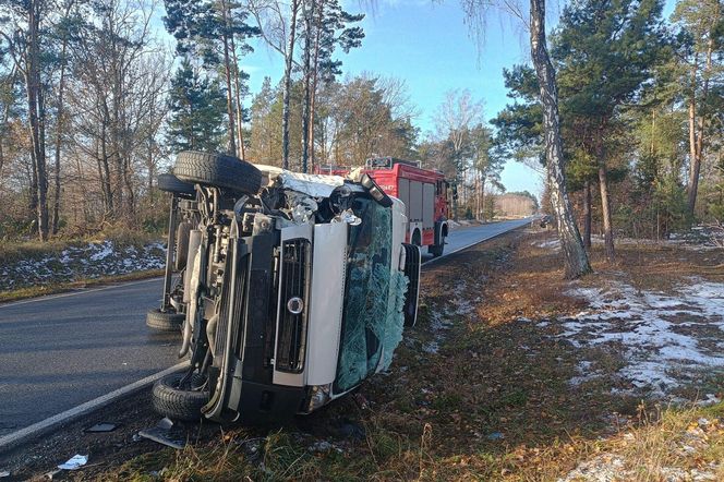 Jedlanka: Bus zderzył się z osobówką. Jedna osoba została poszkodowana