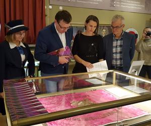 Sztandar Sokoła w Lesznie jak nowy. Przeleżał w ziemi kilka lat!