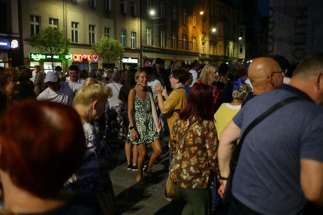 Potańcówka przed Teatrem Śląskim w Katowicach