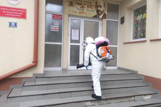 Strażacy dezynfekują ulice, przystanki i urządzenia w gminie Ryglice