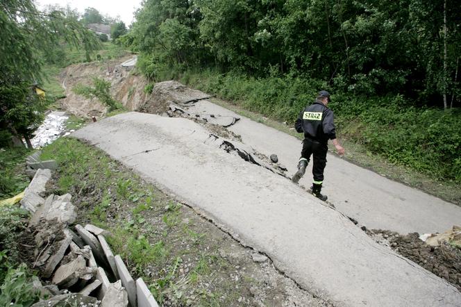 Kamionka Wielka. Droga dojazdowa RUNĘŁA. Mieszkańcy odcięci od świata przez osuwisko