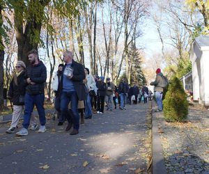 1 listopada na cmentarzu przy ul. Lipowej w Lublinie. Mieszkańcy odwiedzają groby swoich bliskich