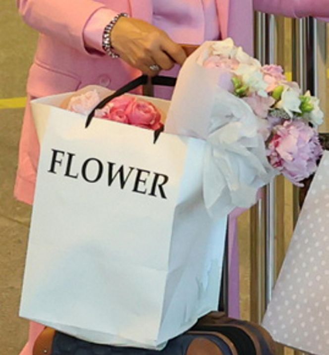 Anna Mucha z rodziną na lotnisku