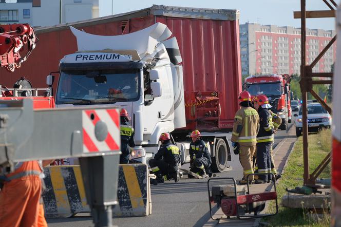 Kolejna ciężarówka rozbiła się przed wiaduktem