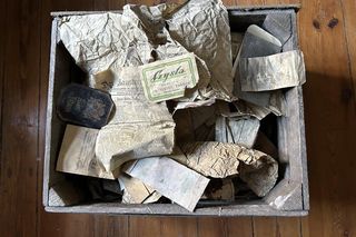 W Fordonie, na strychu dawnej restauracji leżała skrzynia skarbów! Najstarszy pochodzi z 1894 roku