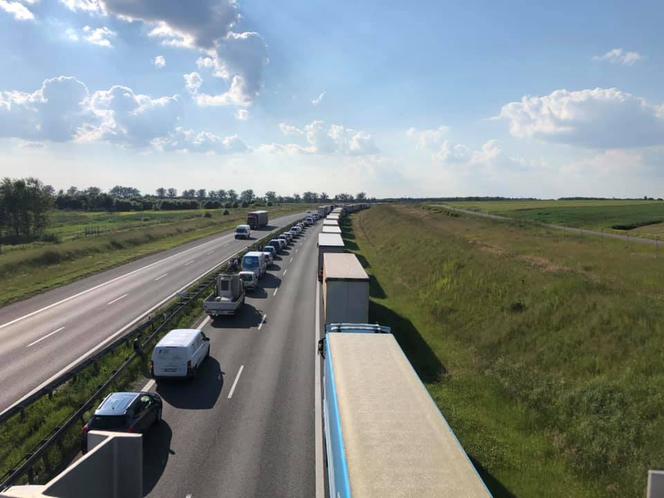 Wypadek na autostradzie A4. Doszło do zderzenia dwóch ciężarówek i osobówki. Są ranni. Na autostradzie są potężne korki