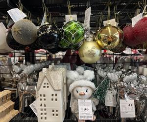Świąteczne ozdoby w sklepach już w sierpniu. Można kupić bombki, łańcuchy choinkowe i dekoracje na Boże Narodzenie