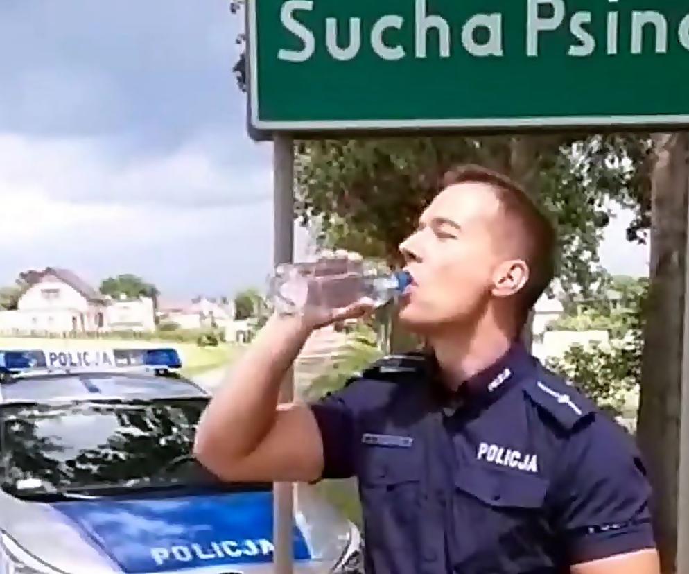 Policjant zachęca do picia wody