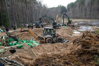 Akcja wyciągania amerykańskiego pojazdu z bagna na Litwie