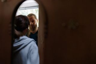 M jak miłość odc. 1844. Martyna (Magdalena Turczeniewicz), gangster Robert (Kamil Drężek)