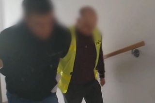 „Surfer z S8” tymczasowo aresztowany. Jechał na dachu, biegał nago po ruchliwej drodze