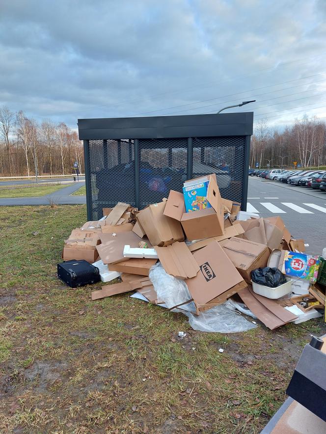 Kontenery na śmieci podczas zasiedlania Nowego Nikiszowca