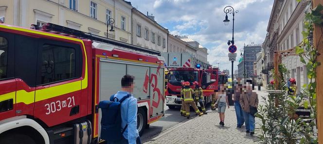 Malutkie dziecko chodziło po parapecie na drugim piętrze kamienicy. Wstrząsające sceny w Warszawie