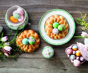 Wielkanocny stół pięknie nakryty - zaskakujące połączenie