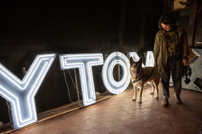 Bytomski neon wrócił do życia. To on witał podróżnych na bytomskim dworcu PKP