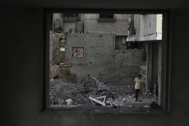 Strefa Gazy/ 74 zabitych w atakach Izraela, z czego 30 w nalocie na nadmorską kawiarnię.